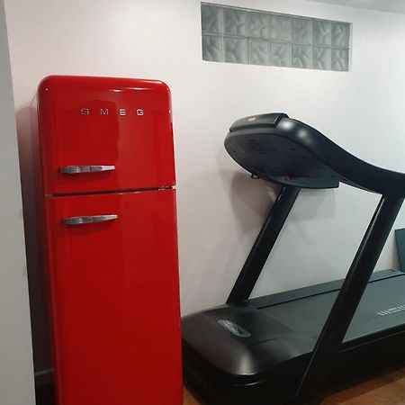 Cheerful 2 Bedroom And Lounge Town House With Free Parking Bukarest Eksteriør billede