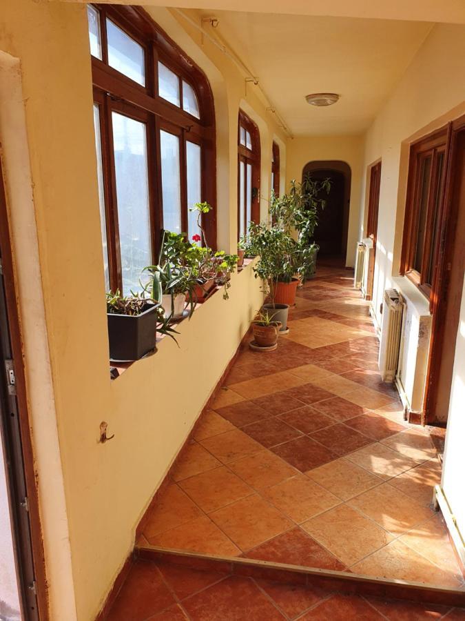 Cheerful 2 Bedroom And Lounge Town House With Free Parking Bukarest Eksteriør billede