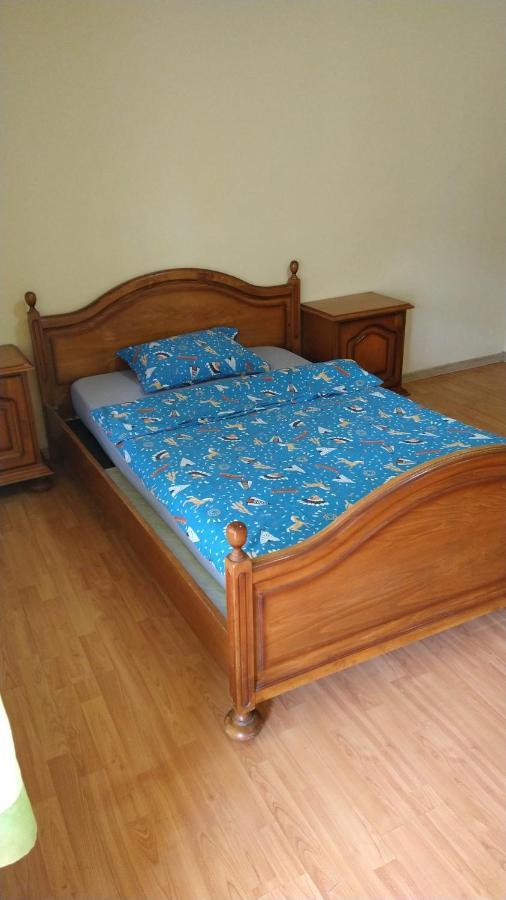 Cheerful 2 Bedroom And Lounge Town House With Free Parking Bukarest Eksteriør billede