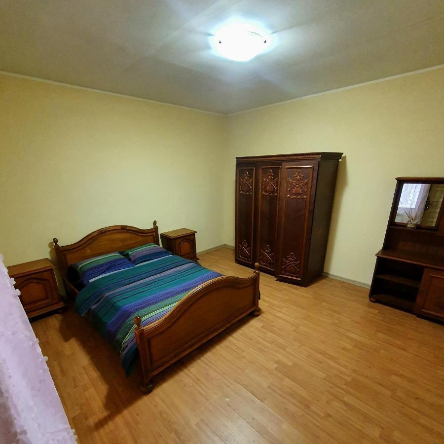 Cheerful 2 Bedroom And Lounge Town House With Free Parking Bukarest Eksteriør billede