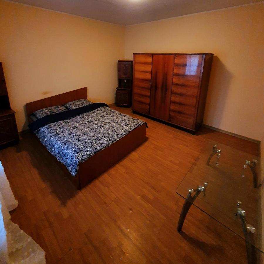 Cheerful 2 Bedroom And Lounge Town House With Free Parking Bukarest Eksteriør billede