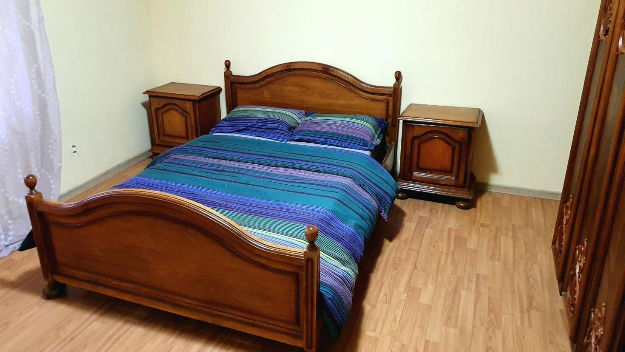 Cheerful 2 Bedroom And Lounge Town House With Free Parking Bukarest Eksteriør billede