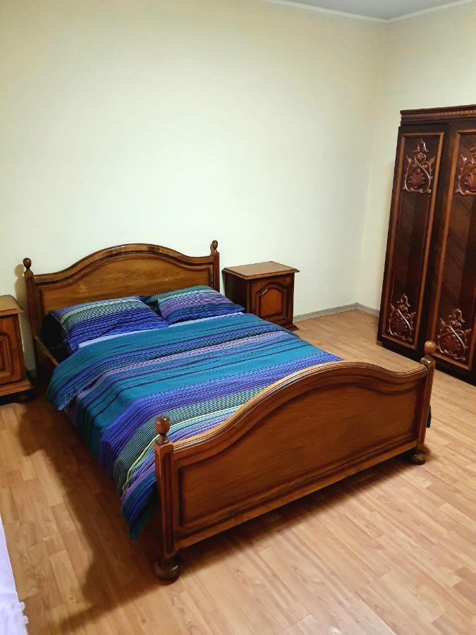 Cheerful 2 Bedroom And Lounge Town House With Free Parking Bukarest Eksteriør billede