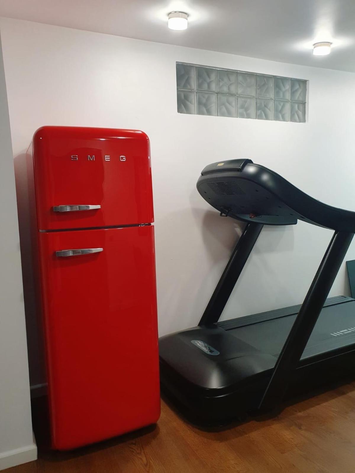 Cheerful 2 Bedroom And Lounge Town House With Free Parking Bukarest Eksteriør billede