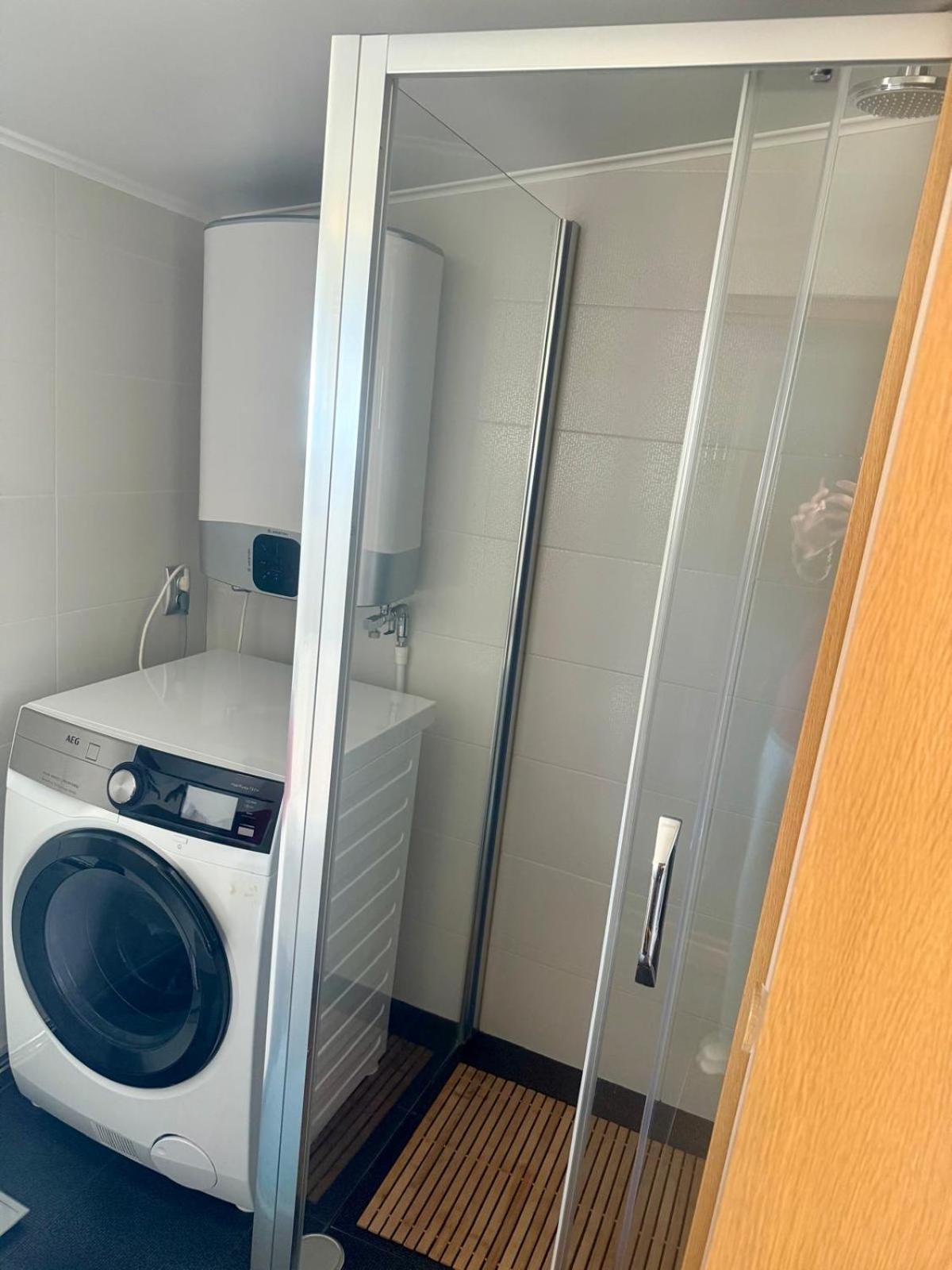 Cheerful 2 Bedroom And Lounge Town House With Free Parking Bukarest Eksteriør billede