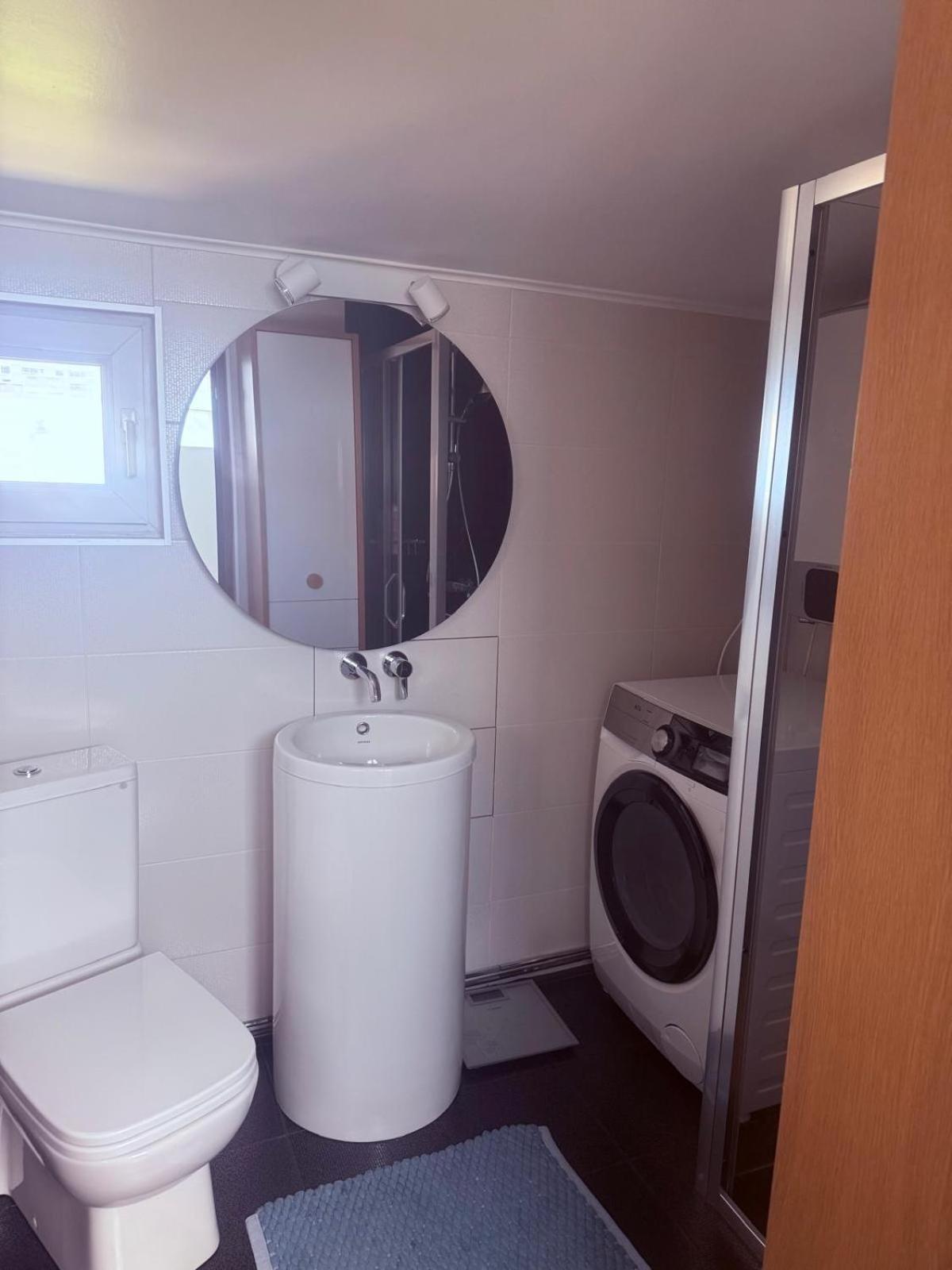 Cheerful 2 Bedroom And Lounge Town House With Free Parking Bukarest Eksteriør billede