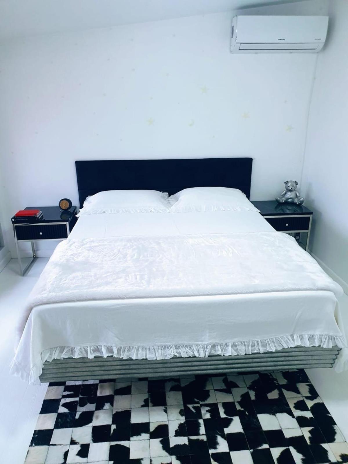 Cheerful 2 Bedroom And Lounge Town House With Free Parking Bukarest Eksteriør billede