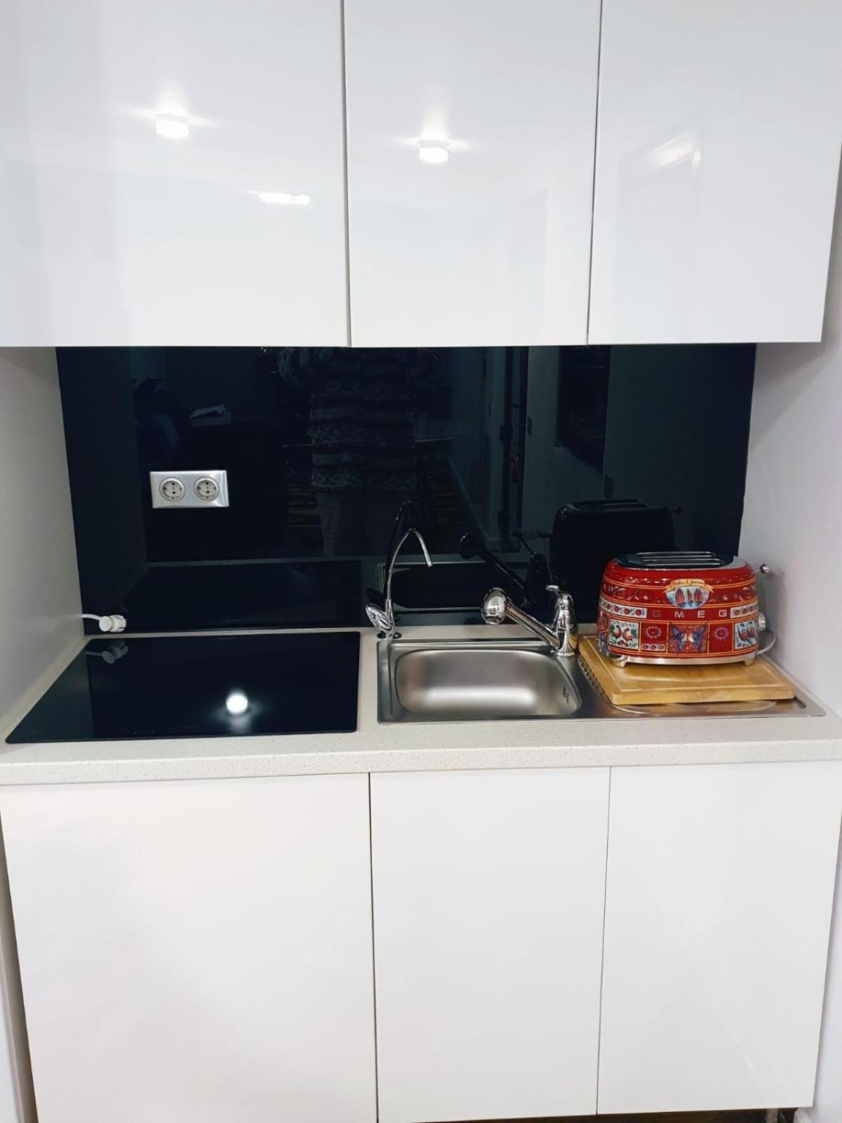 Cheerful 2 Bedroom And Lounge Town House With Free Parking Bukarest Eksteriør billede