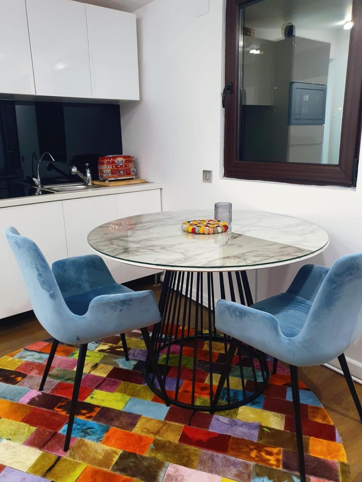 Cheerful 2 Bedroom And Lounge Town House With Free Parking Bukarest Eksteriør billede