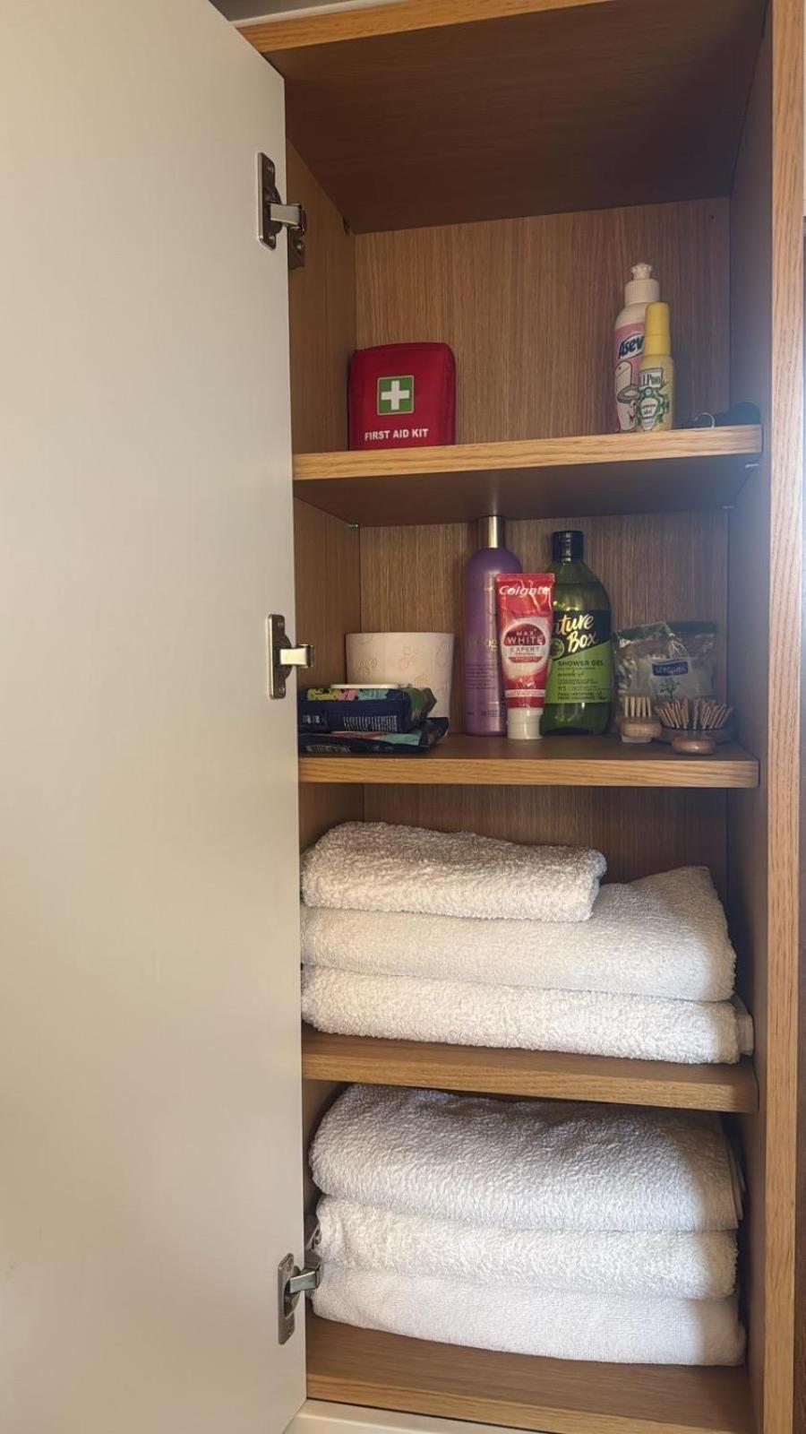 Cheerful 2 Bedroom And Lounge Town House With Free Parking Bukarest Eksteriør billede