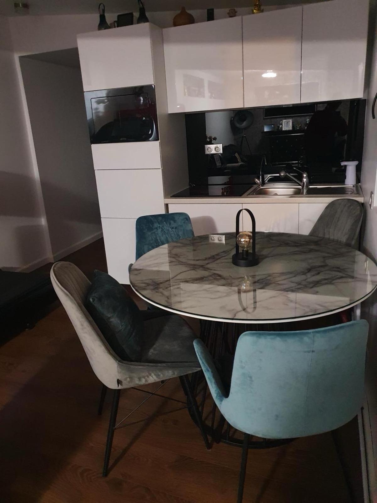 Cheerful 2 Bedroom And Lounge Town House With Free Parking Bukarest Eksteriør billede
